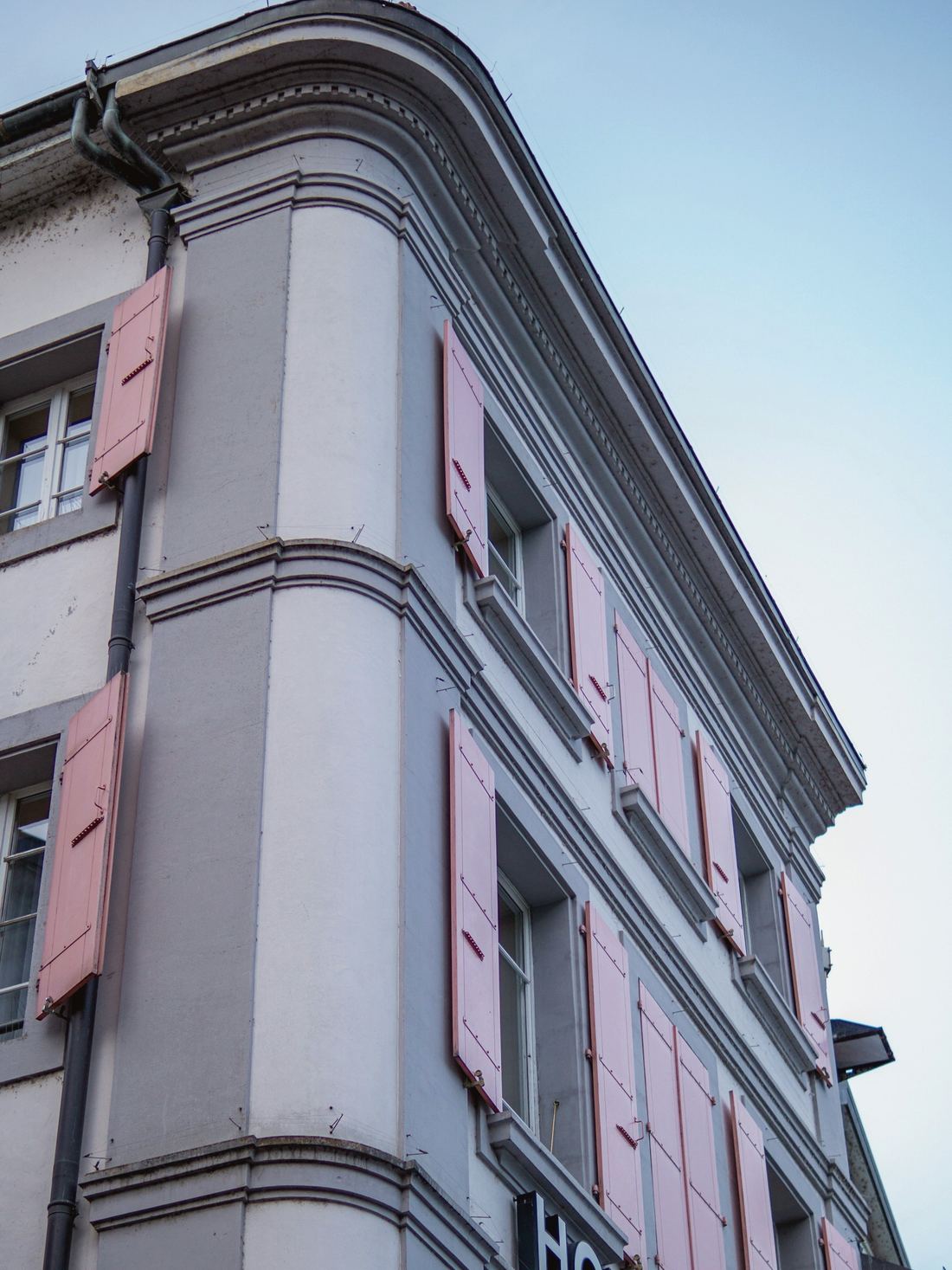 Façade d'immeuble ancien avec volets, en contre-plongée