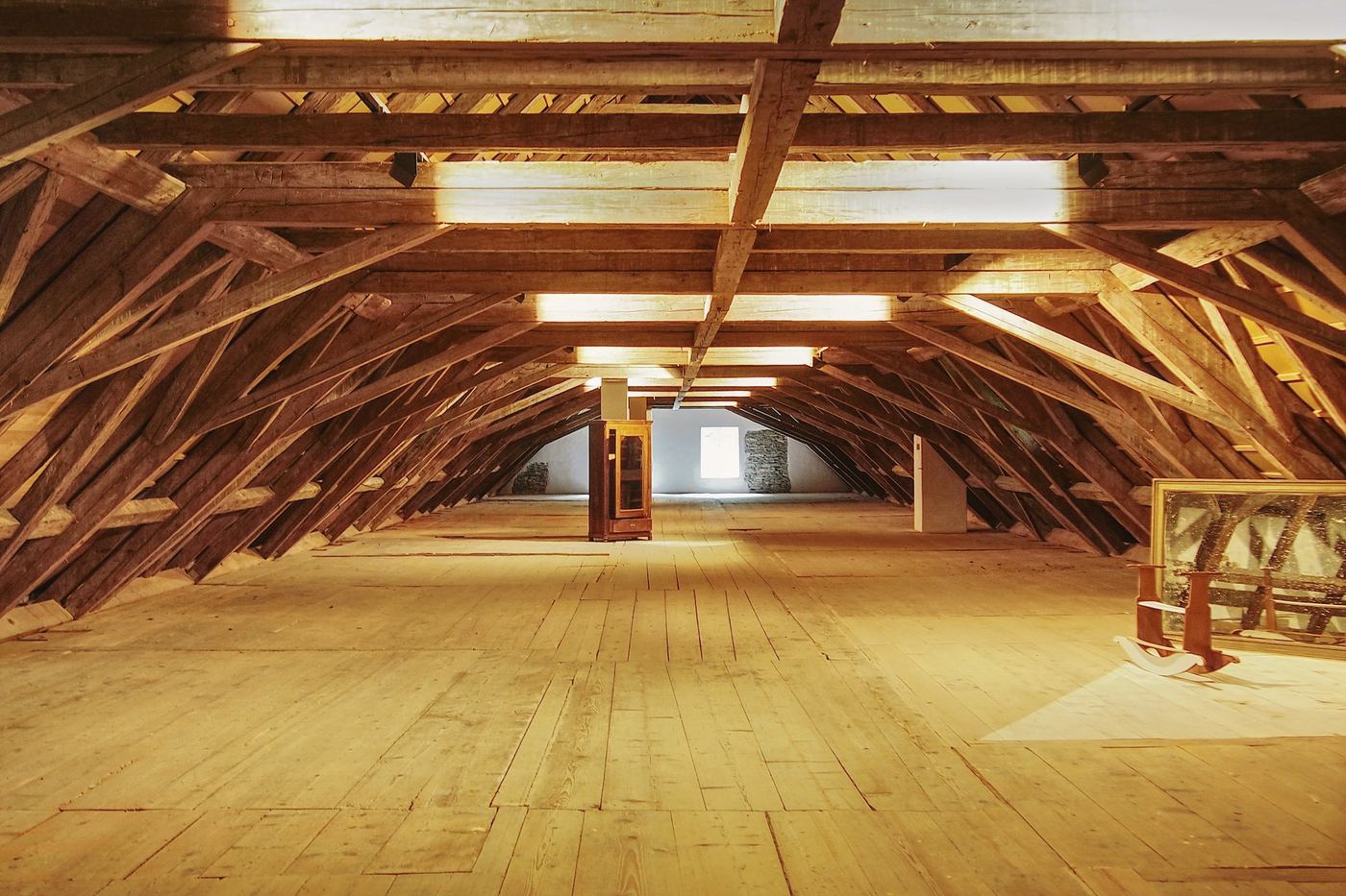 Combles aménagés, charpente en bois apparente et plancher neuf