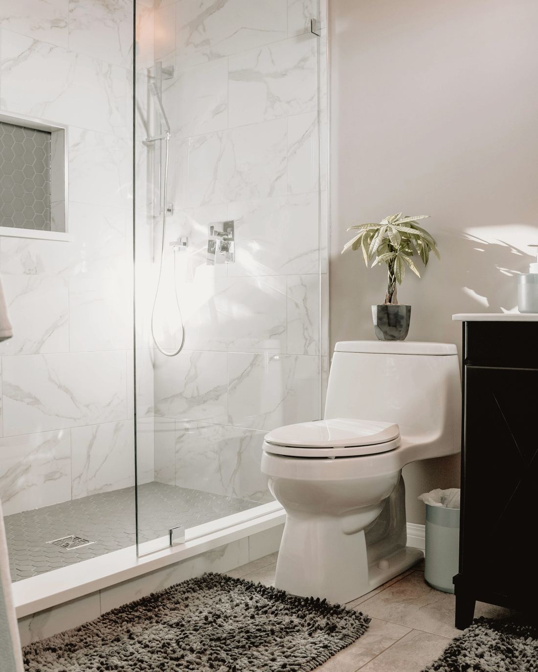 Salle de bain rénovée, douche à l'italienne et marbre
